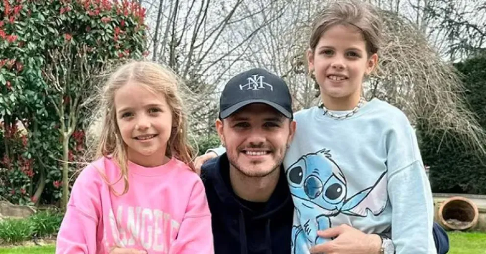 Mauro Icardi viaja en avión privado y muestra todos los lujos con sus hijas