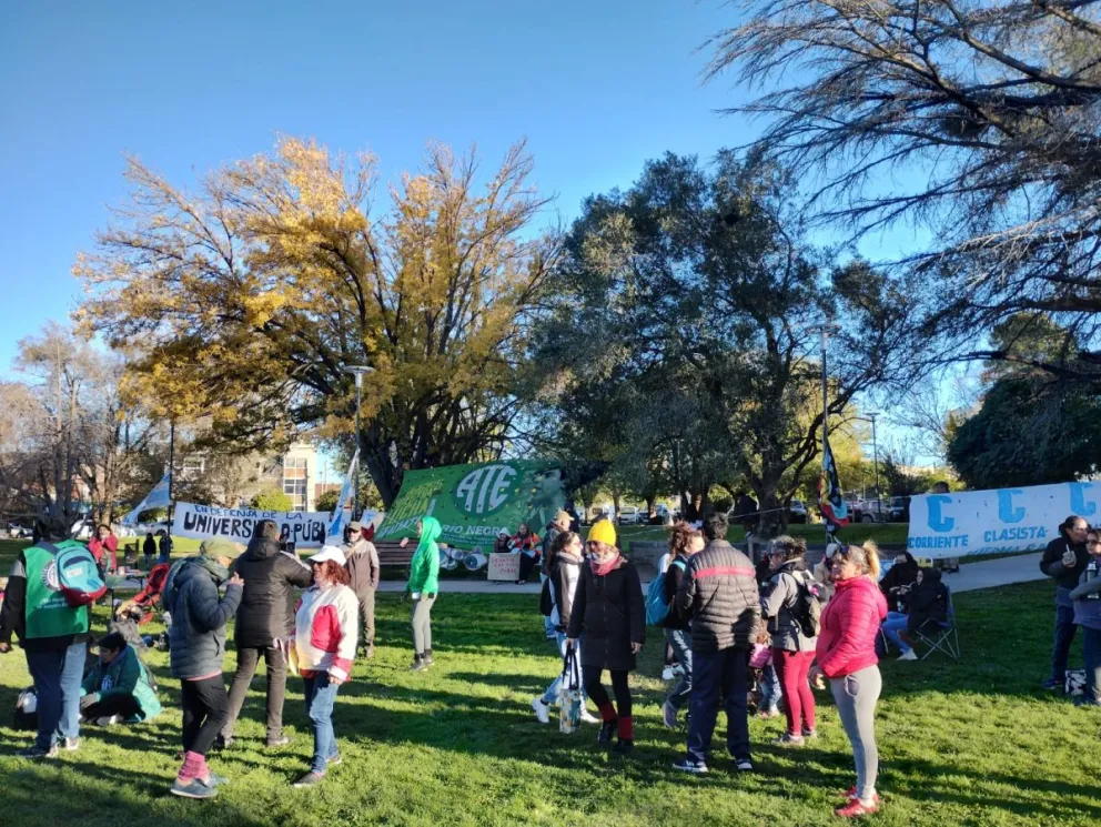 Exitosa convocatoria popular en los jardines del Ministerio de Economía