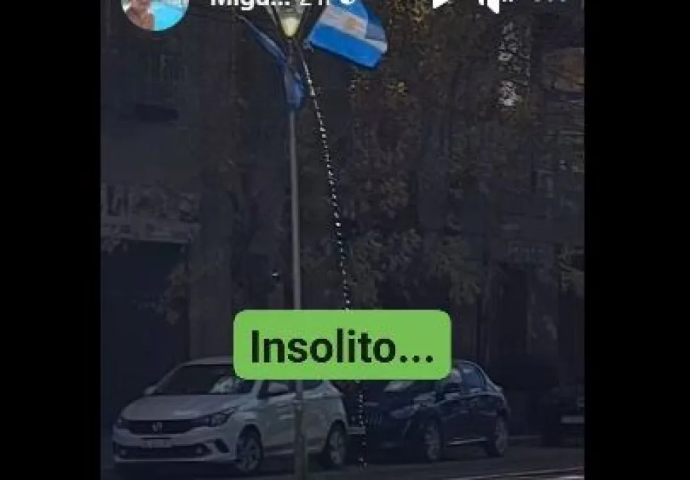 Increíble ruptura: una columna de alumbrado se convirtió en una fuente de agua