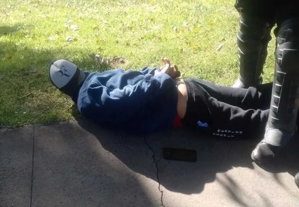 Robó un celular y la policía lo atrapó en la costanera de Viedma: quedó libre