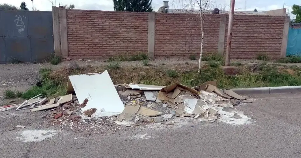 Una viedmense se tropezó con escombros camino al trabajo y será indemnizada