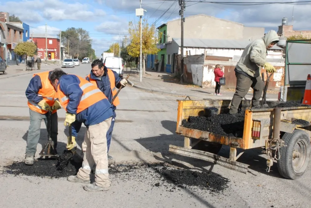 Calles renovadas en Viedma con el plan de bacheo y mejoramiento