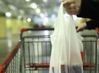 Chau bolsas de plástico: empezaron a multar a los comercios que las entregan