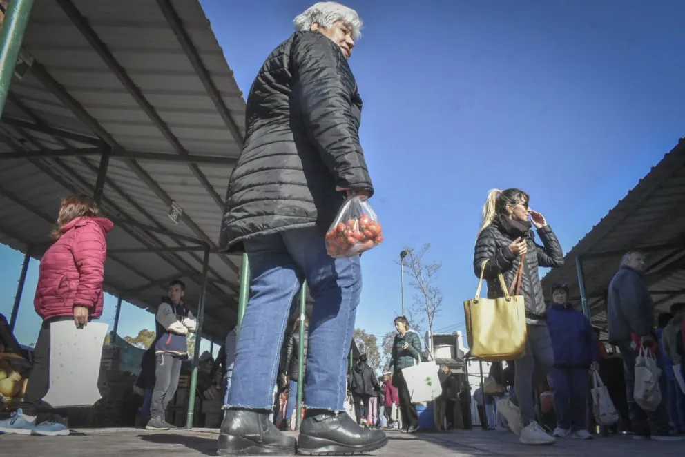 Los feriantes destacaron el movimiento sostenido de compradores, aunque reconocieron que las ventas caen después de la primera quincena. Foto: Archivo.