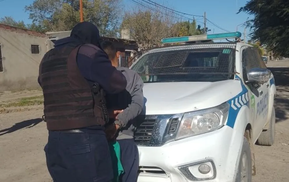 Atrapan a un sujeto cuando arrastraba un caño “tubing” robado