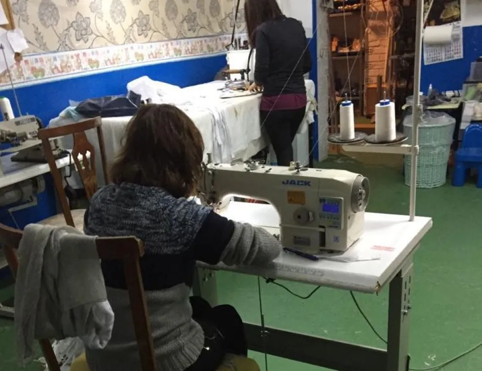 Todo a pulmón: con lavado y costura encuentra el éxito en su barrio