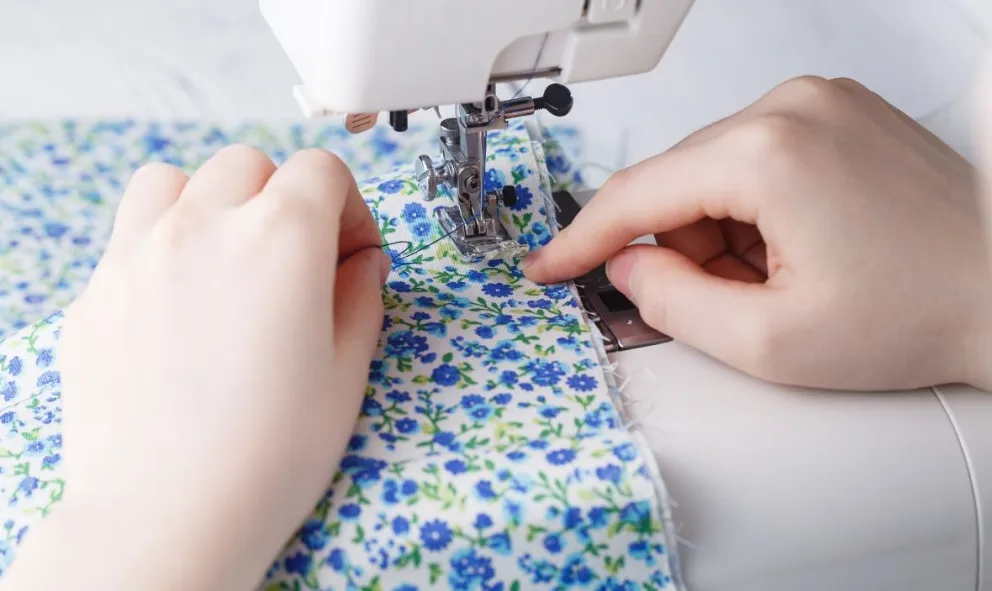 Crisis: la gente ya no compra ropa, sino que la arregla