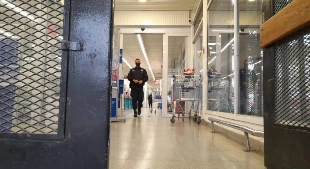 Un sujeto se metió adentro de un súper para robar y lo pescaron justo a tiempo 