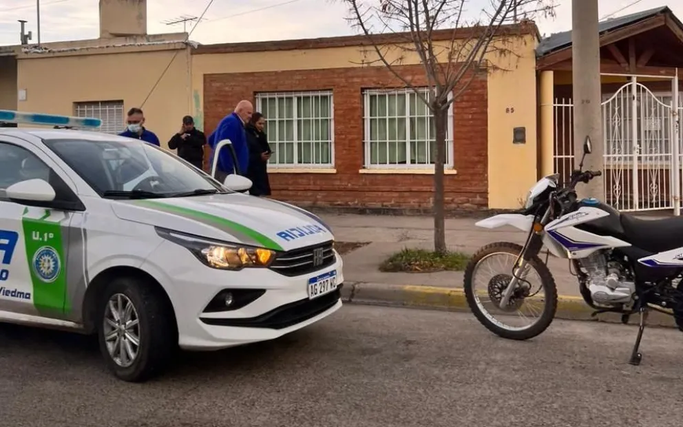 Mañana accidentada en Viedma: una mujer patinó, se cayó de la moto y tuvo que intervenir una ambulancia