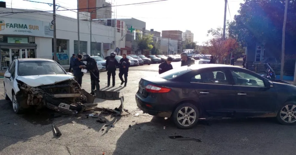 Tremendo choque en el centro de Viedma: de milagro no hubo ningún atropellado