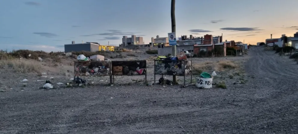 Enojo por la basura en Bahía Creek: "Si pagamos una tasa lo que menos podemos pedir es que exista el servicio"