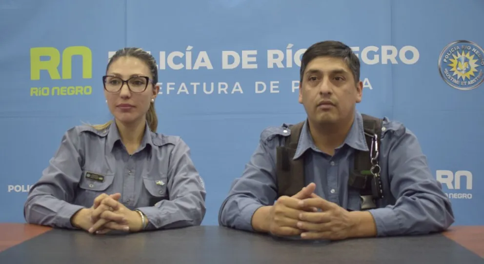 Los policías que salvaron a una pareja relataron el dramático momento en el río Negro