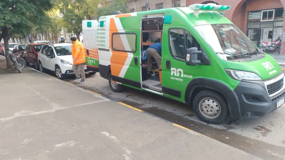 Iba manejando por el centro de Viedma y se descompensó 