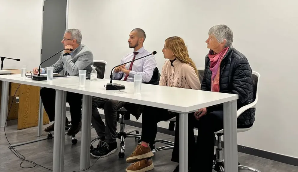 Estaban a cargo de las contrataciones para el transporte escolar y siempre favorecían al hijo de una funcionaria