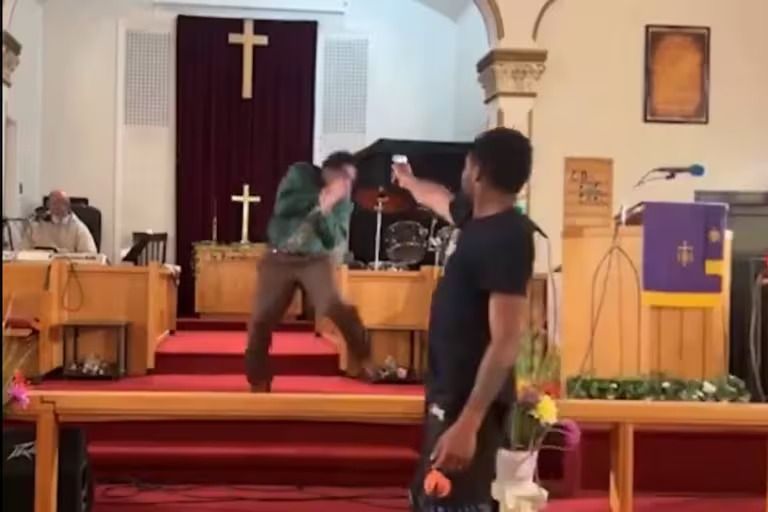 Mira el video: un hombre fue detenido tras intentar dispararle a un pastor en plena misa