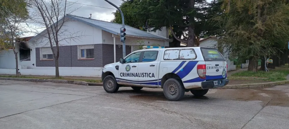 Se metieron al patio de una casa, asustaron a una mujer y escaparon a pie: eran dos adolescentes del CAINA