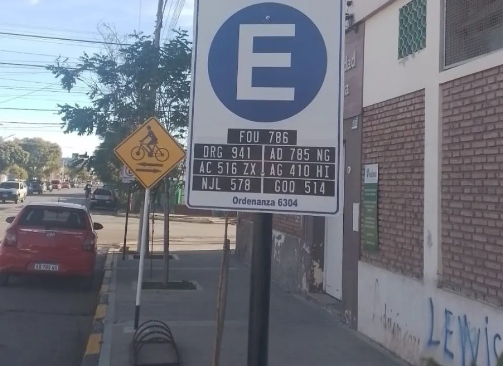 El misterio de una señal de tránsito que permite estacionar únicamente a determinadas patentes