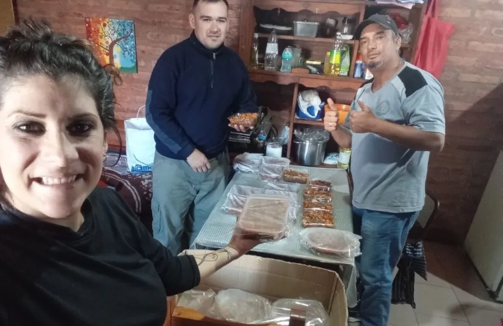 Vecinos solidarios reparten viandas calóricas a familias necesitadas 