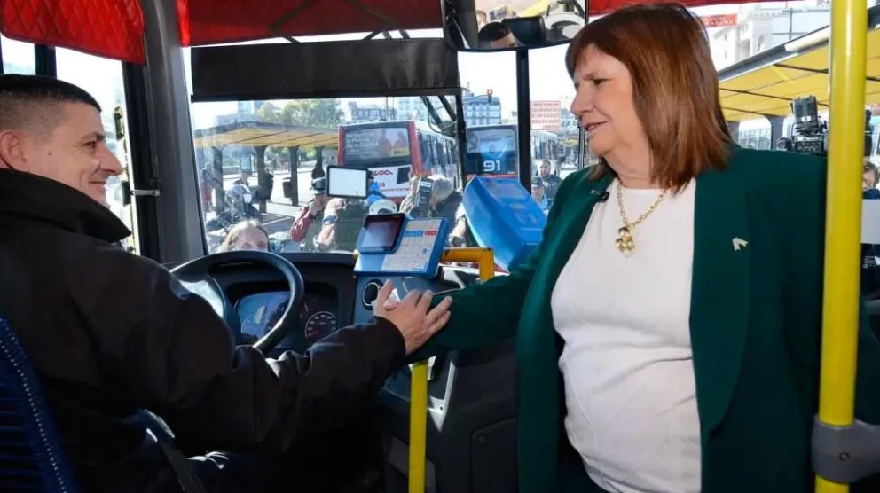 Viral: Patricia Bullrich quiso viajar en colectivo con una tarjeta SUBE prestada y sin saldo