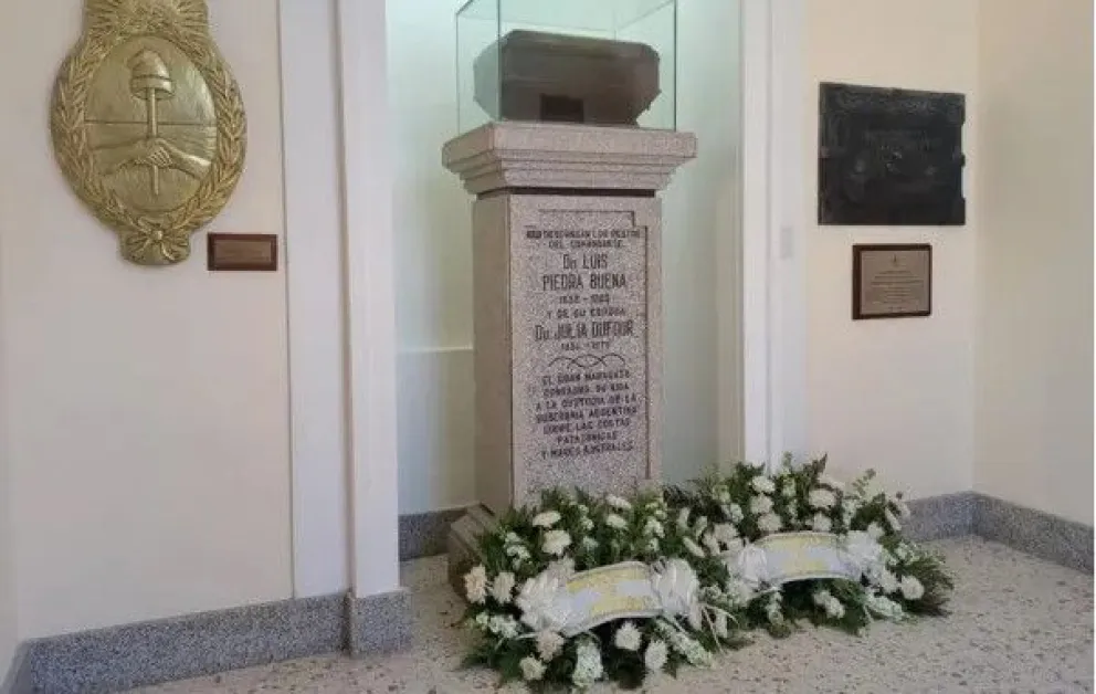 En un descuido  se robaron ocho placas del mausoleo de Luis Piedra Buena 