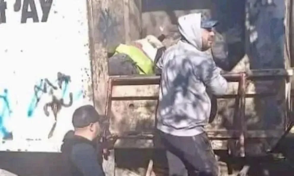 Increíble: El intendente de Chimpay salió a recolectar los residuos domicilarios