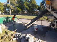 "Viedmenses trabajando": se realizan tareas de bacheo con hormigón en Ayacucho e Italia
