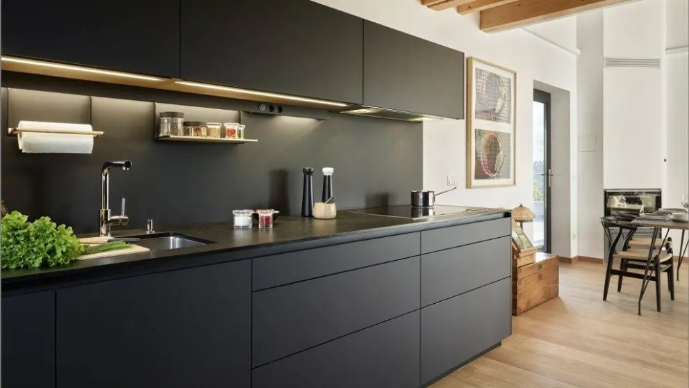Renacer de las cocinas, carpintería en negro