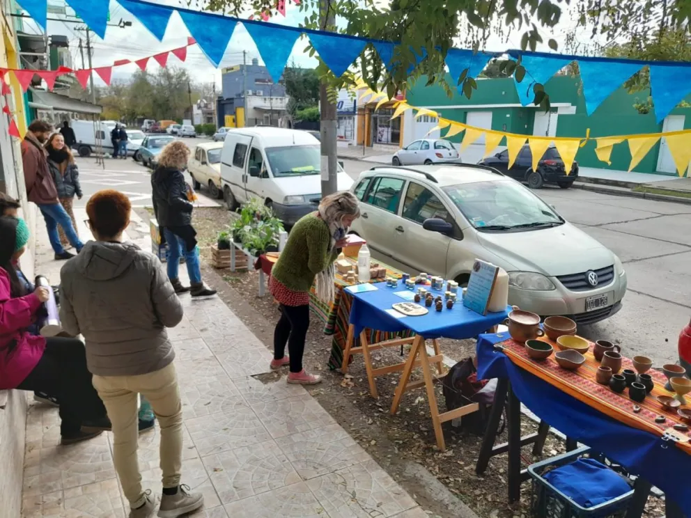 Este sábado la feria “De la Tierra” trae una atractiva propuesta gastronómica y comercial para Viedma