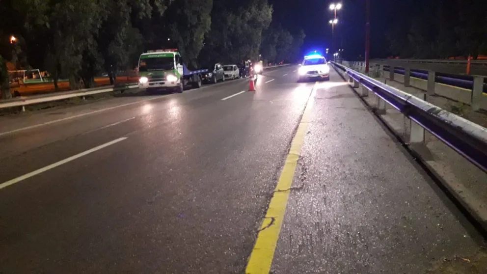 Detectaron drogas en una Amarok y los ocupantes no pudieron seguir viaje