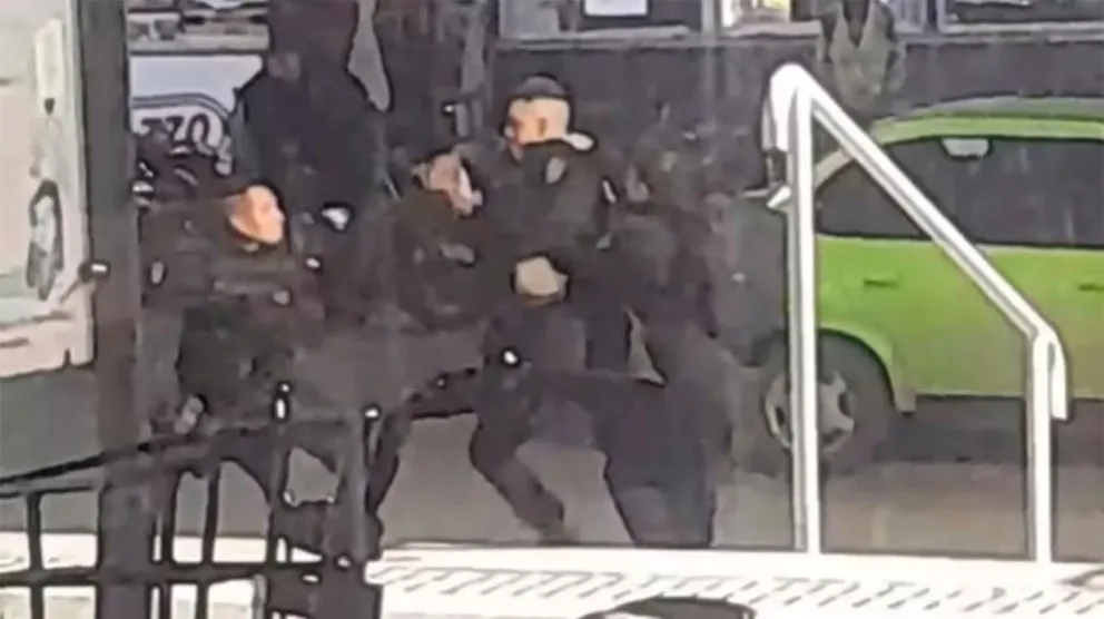 Video: dos policías terminaron a las piñas en una terminal de Santa Fe
