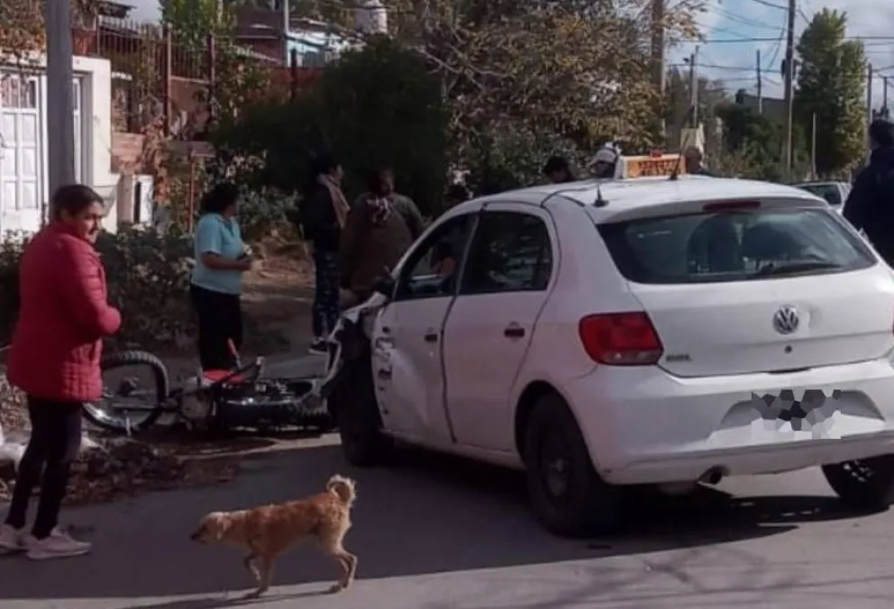 Un motociclista y un taxista chocaron de frente 