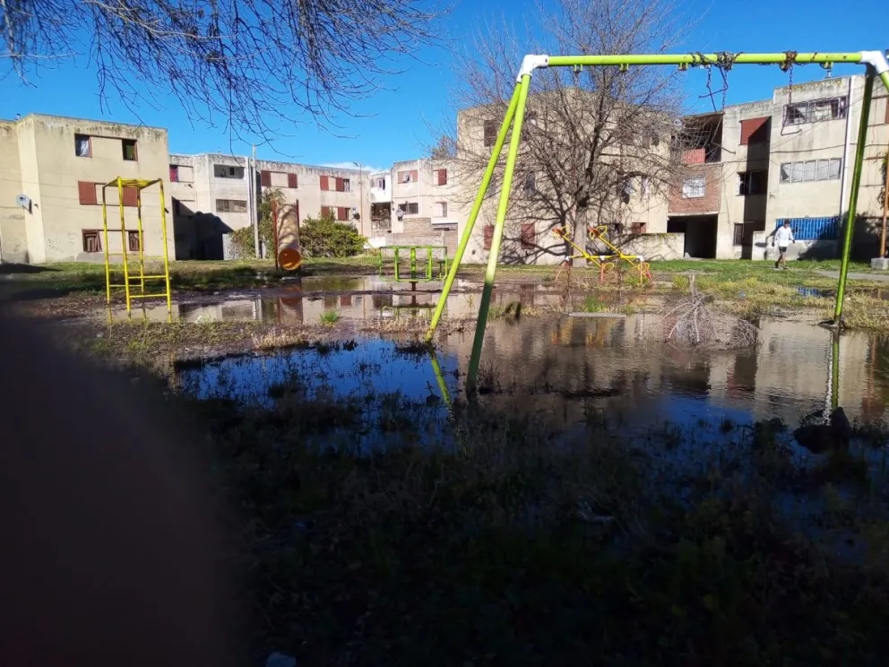 La niñez se quedó sin plaza de juegos por una constante inundación