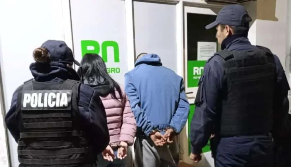 Robo en un comercio céntrico de Viedma: un operativo cerrojo permitió atraparlos con toda la mercadería