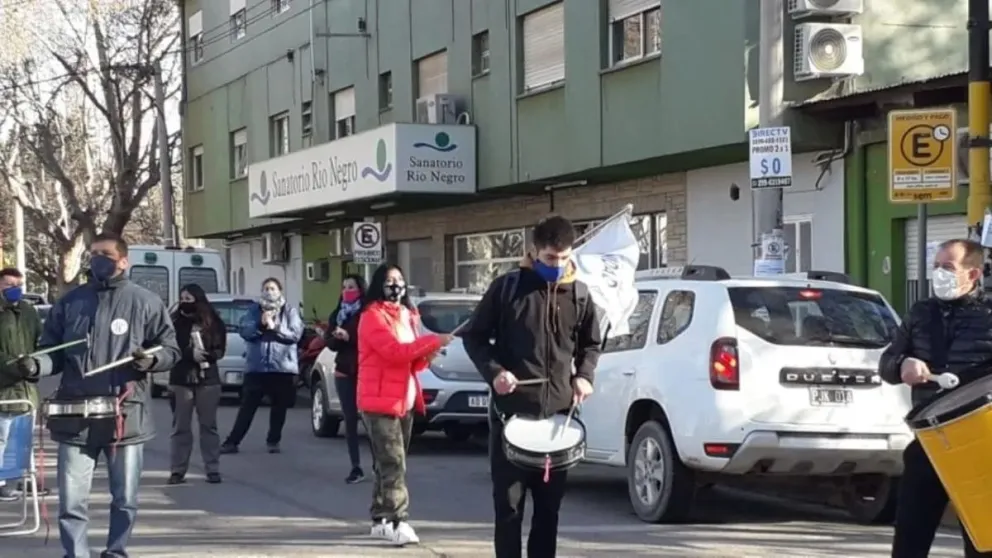 Nuevo conflicto en el Sanatorio Río Negro por atrasos salariales