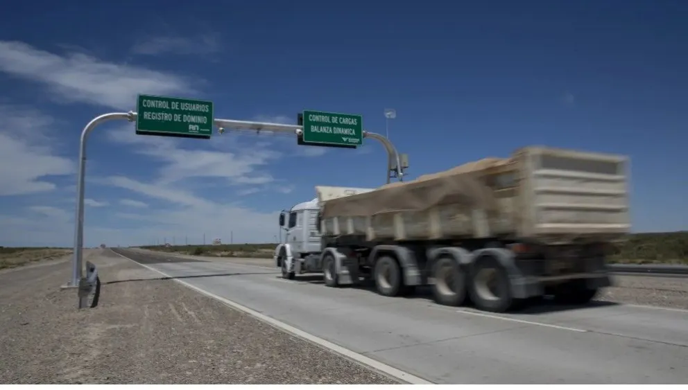 Camion transita en rutas de Río Negro.