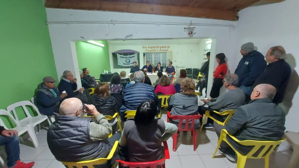 El intendente Castro se reunió con vecinos de El Cóndor para escuchar demandas