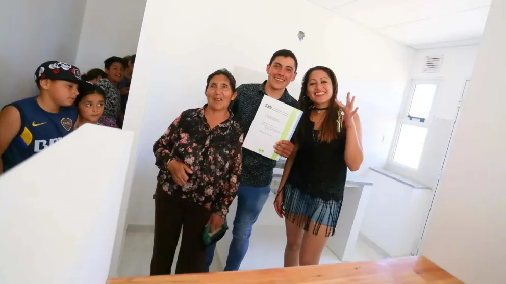 Camino a Casa: Provincia brinda soluciones habitacionales para familias