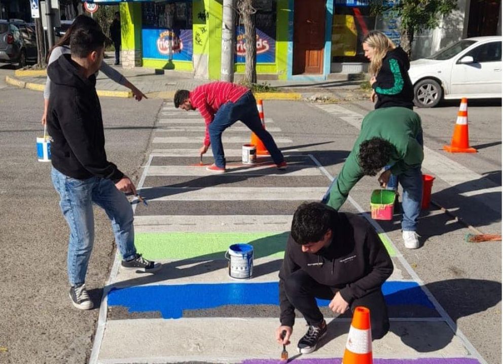 Renovaron con colores no discriminatorios una senda peatonal en homenaje a la diversidad
