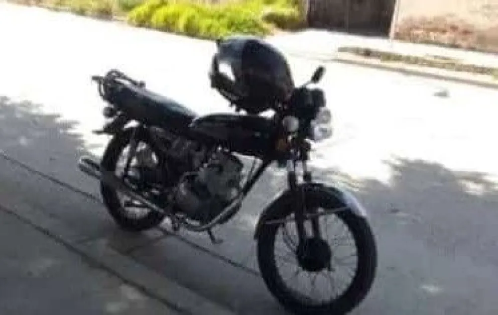 Se descuidó por un momento y desconocidos le robaron la moto 