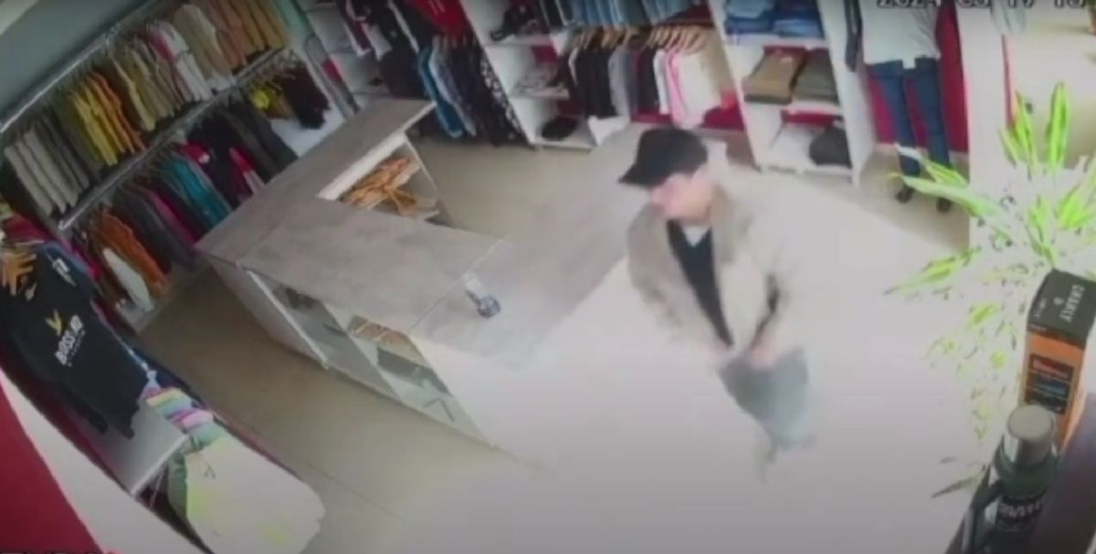 Video: robaron en una peluquería que tiene un sector de tienda y escracharon al caco