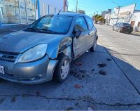 Destrozado: un Ford K estacionado sufre fuerte impacto y no hay culpables