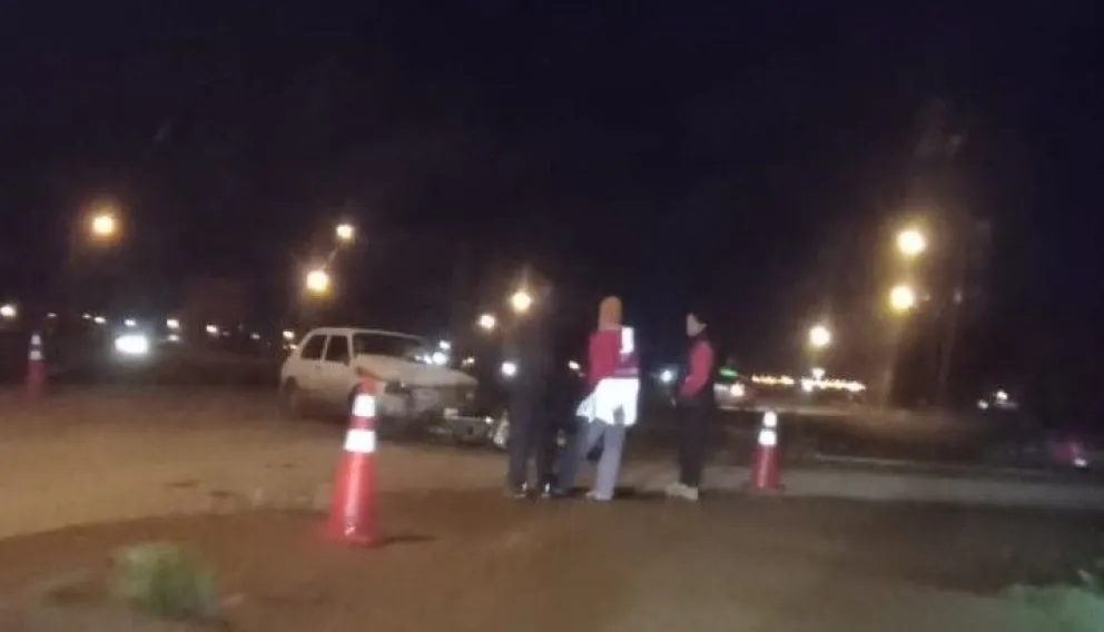 Una moto quedó destrozada en un accidente de tránsito en la rotonda del Santa Clara