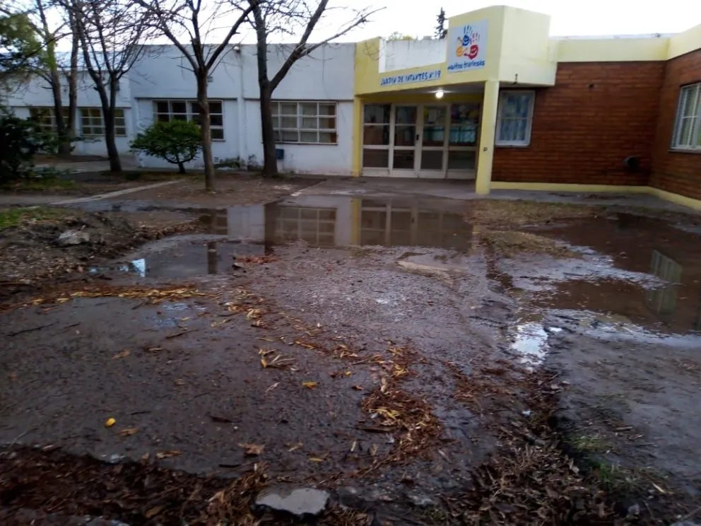 Desbordes cloacales generan inconvenientes en la escuela 308 y jardín 19