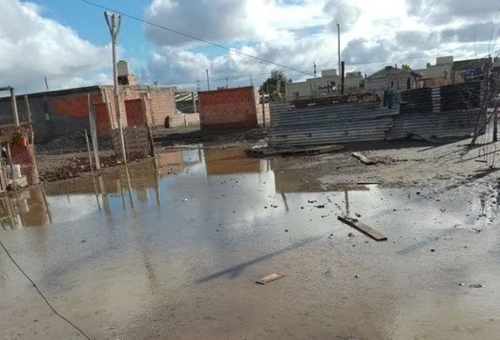 Llamado a la solidaridad: tiene piso de tierra y pide escombros para que no se le llene de barro