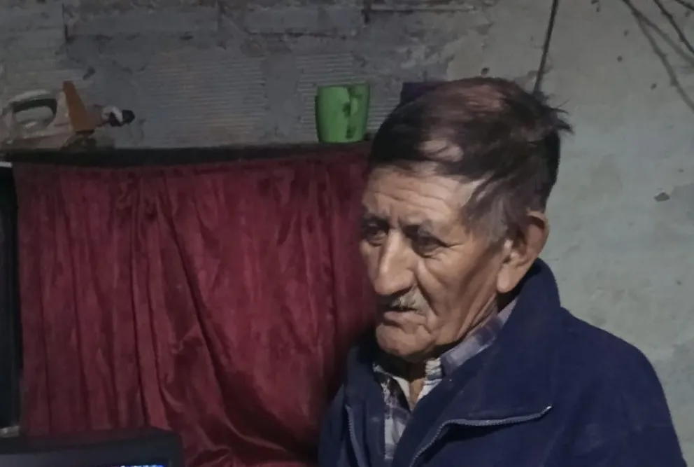 Una buena noticia: faltan días para terminar la casa de Celestino, el abuelo de 87 años que estaba en la intemperie