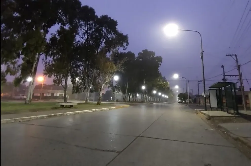 Le rompieron los vidrios de la casa a un policía y los salió a correr en calzoncillo