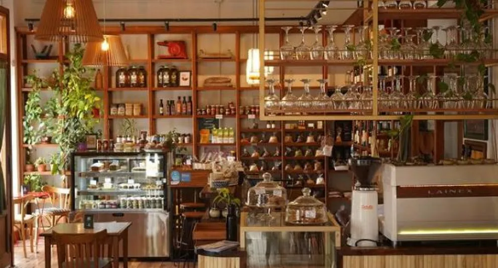 Los pequeños comercios de Viedma padecen la crisis: “No dejamos de pensar opciones para no perder ventas”