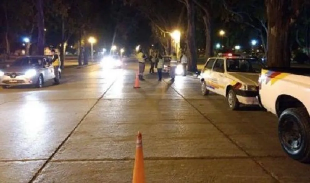 Lo vieron zigzagueando, le hicieron el test de alcoholemia y le dio 2.0 gr/l