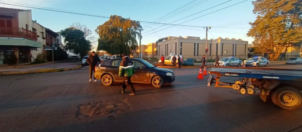 Cartón lleno: chocó en Caseros y Bernal y le secuestraron el auto por falta de seguro