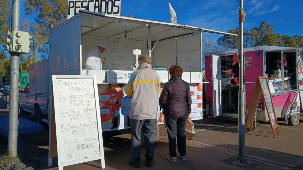 Las pescaderías de la Feria Municipal tratan de mantener las ventas a fuerza de promociones